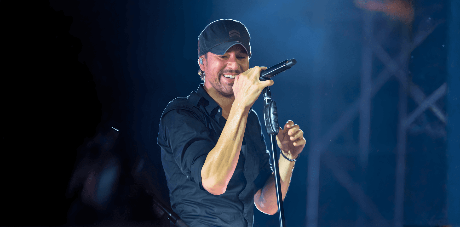 Enrique Iglesias Returns to Mumbai, Fans Go Wild at Concert