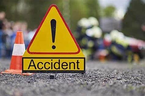 7 killed and 1 injured as Car rams into Trailer Truck in Gujrat