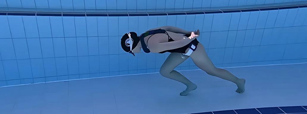 Female Freediver’s Record-Walk Underwater