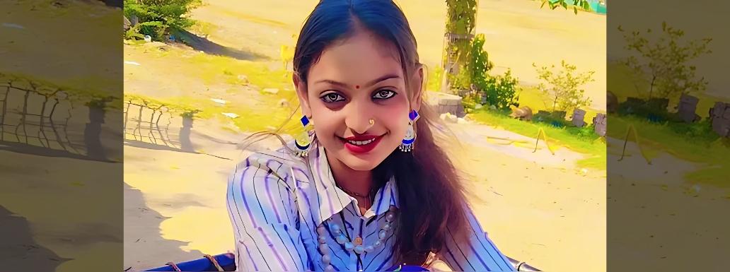 MahaKumbh Sensation Garlands-Seller Monalisa Offered Bollywood Debut